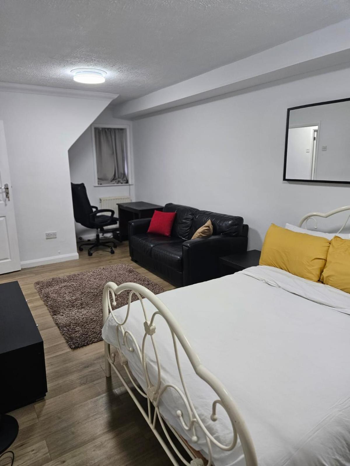 Charming 3-Bedroom Retreat With Modern Comforts South Ockendon Ngoại thất bức ảnh