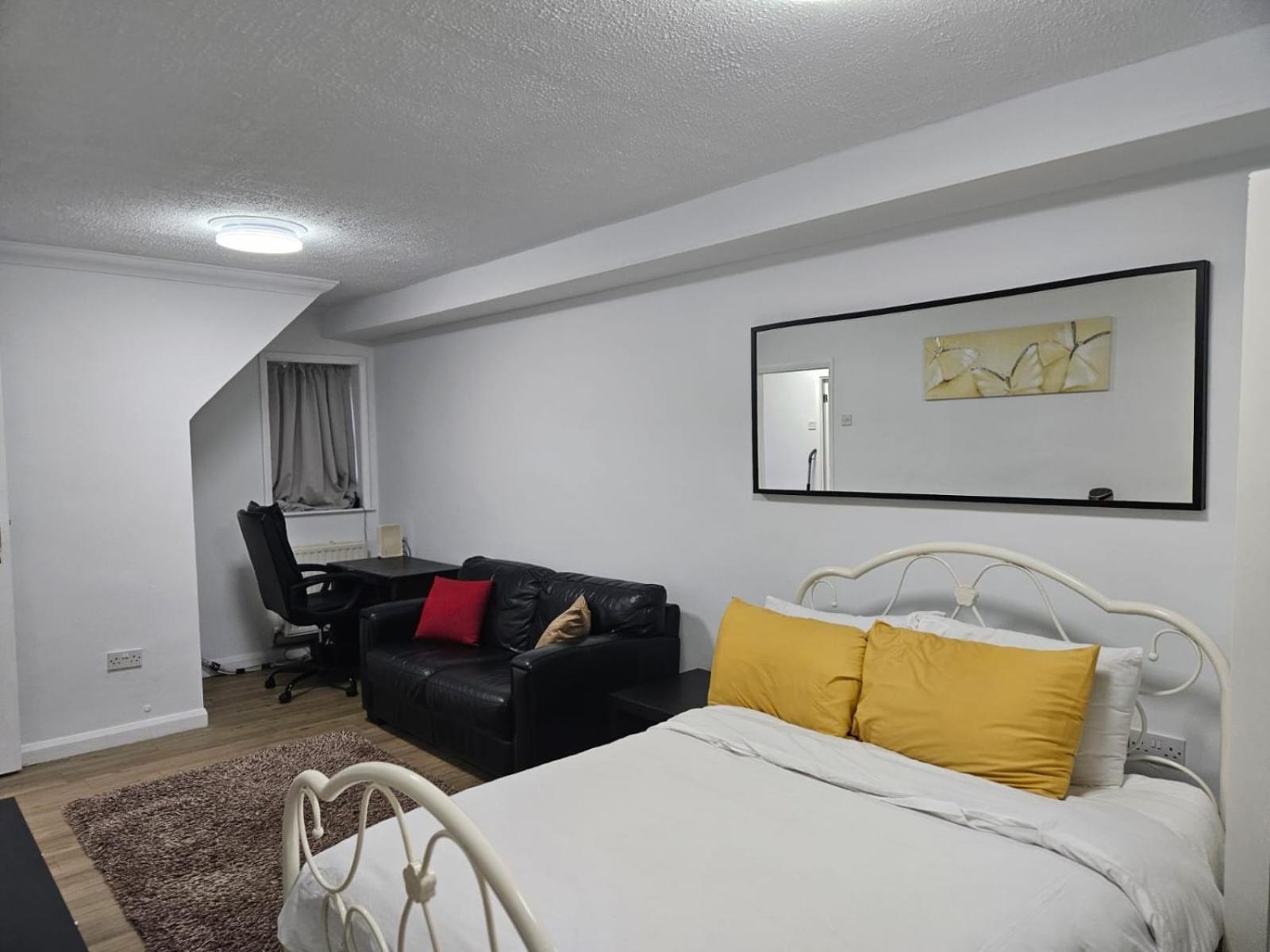 Charming 3-Bedroom Retreat With Modern Comforts South Ockendon Ngoại thất bức ảnh