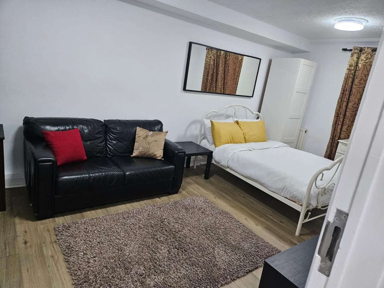 Charming 3-Bedroom Retreat With Modern Comforts South Ockendon Ngoại thất bức ảnh